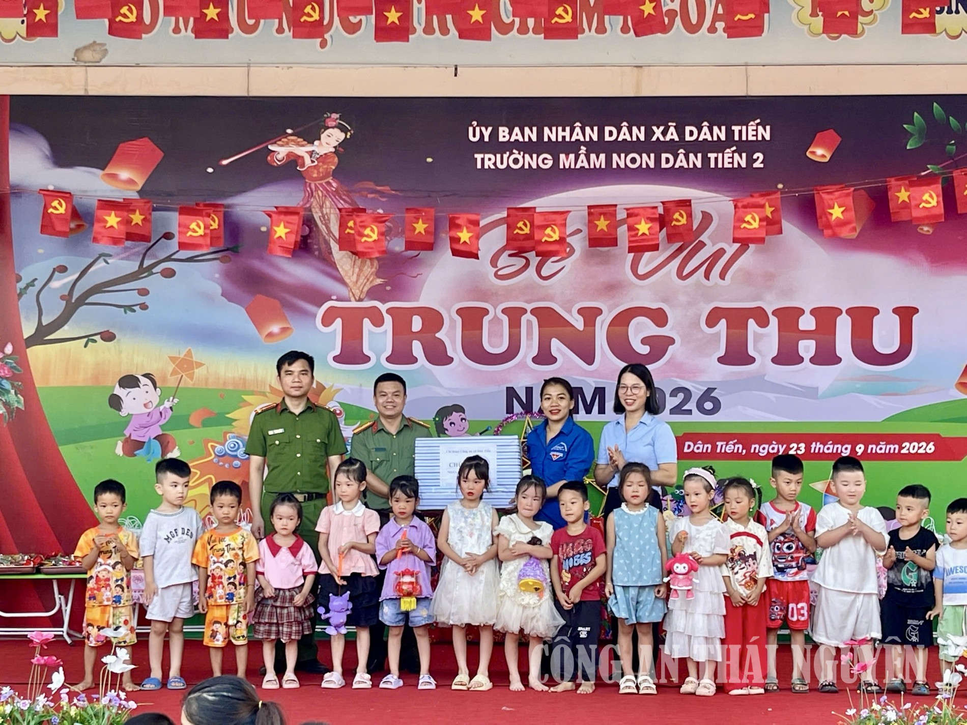 Công an xã Dân Tiến tổ chức vui Tết Trung thu cho học sinh