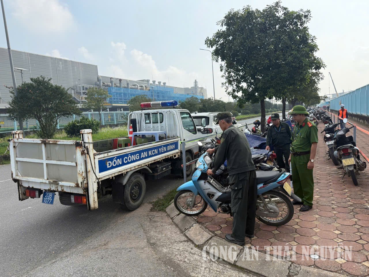 Kiểm tra an ninh, an toàn tại khu vực để xe khu công nghiệp.