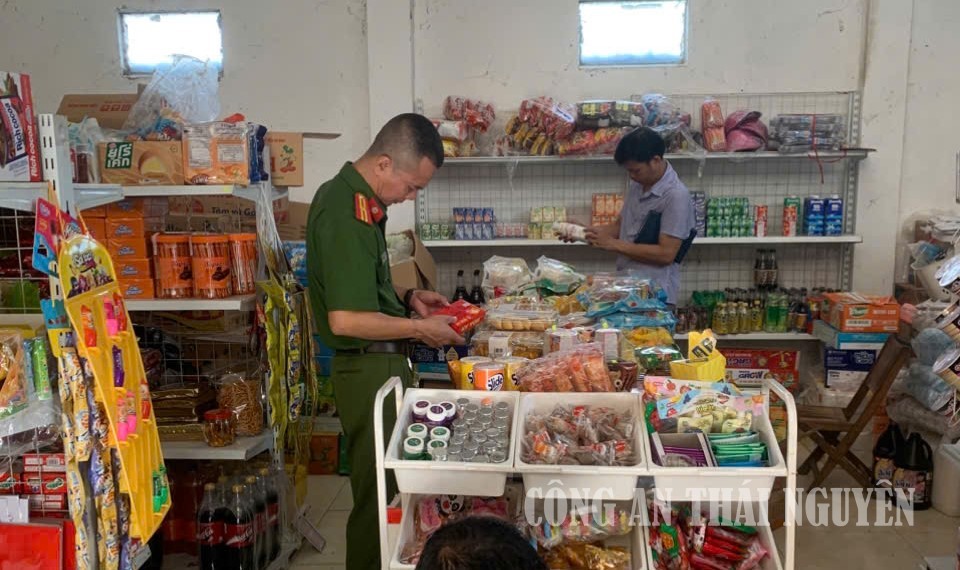 Công an xã Đồng Phúc phối hợp kiểm tra an toàn thực phẩm
