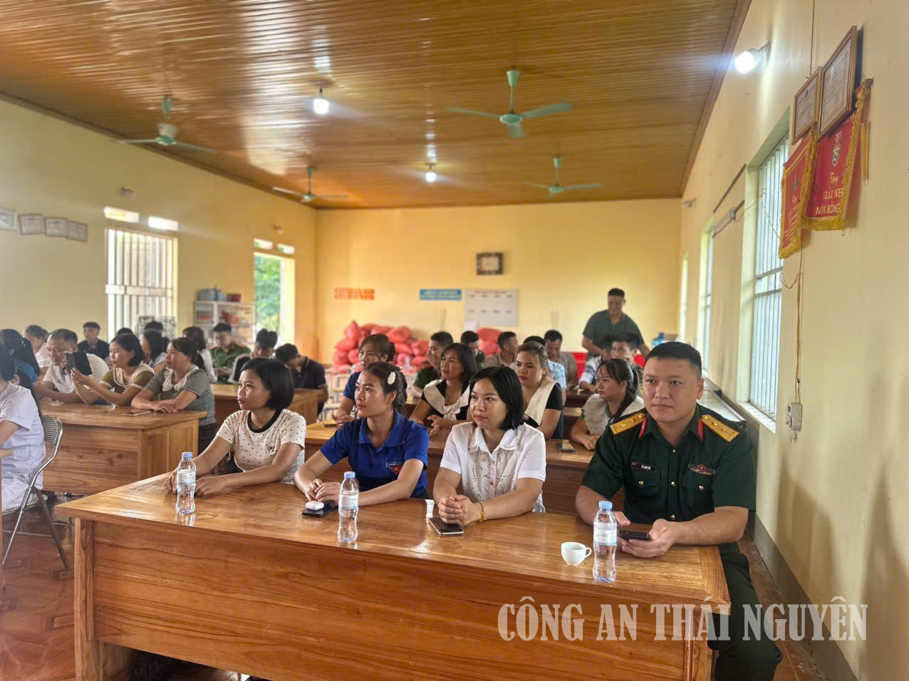 Các đại biểu tham dự hội nghị.