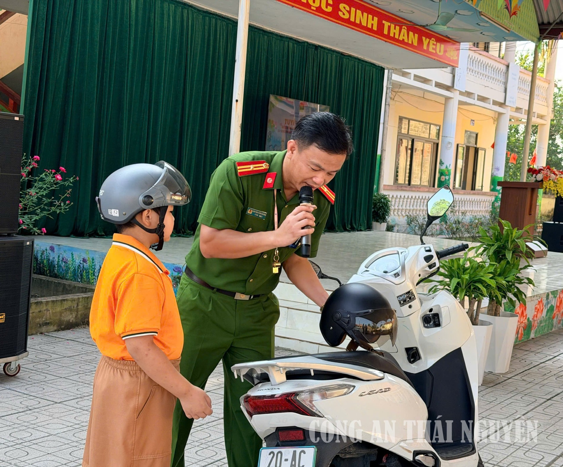 Công an phường Gia Sàng tuyên truyền pháp luật tại các trường tiểu học