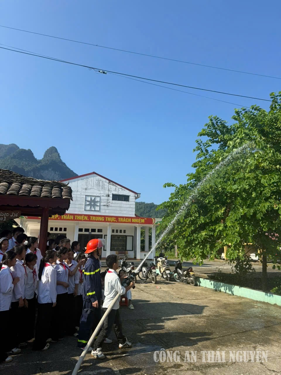 Học sinh thực hành phun nước chữa cháy bộc bố và pác nặm