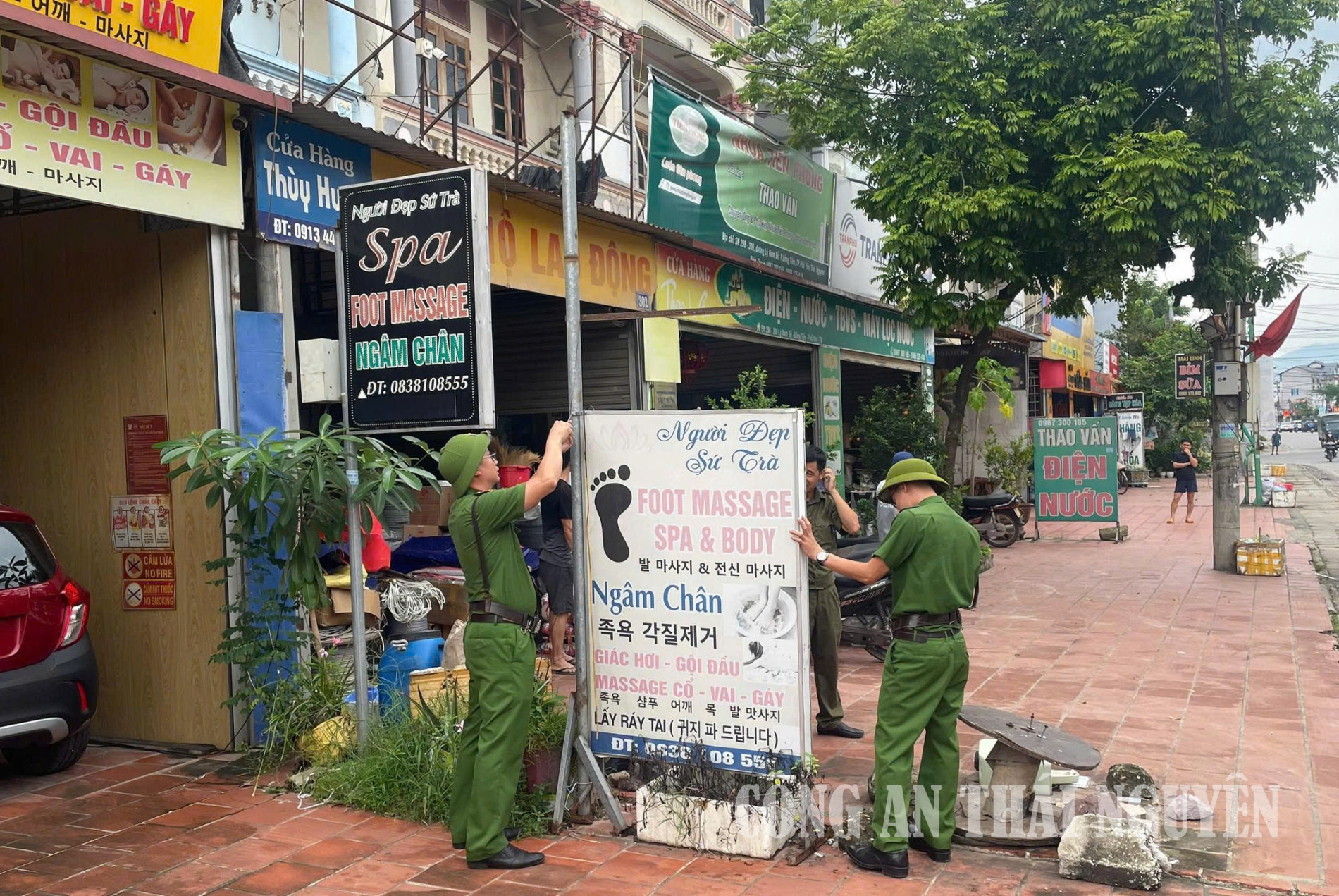 Công an phường Vạn Xuân tăng cường xử lý vi phạm trật tự đô thị