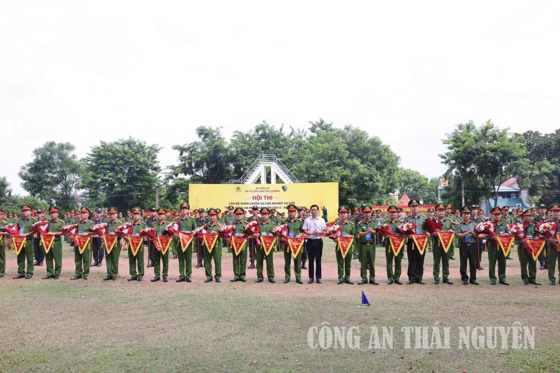 Phòng Cảnh sát cơ động tham gia Hội thi cán bộ huấn luyện và chó nghiệp vụ giỏi lần thứ V