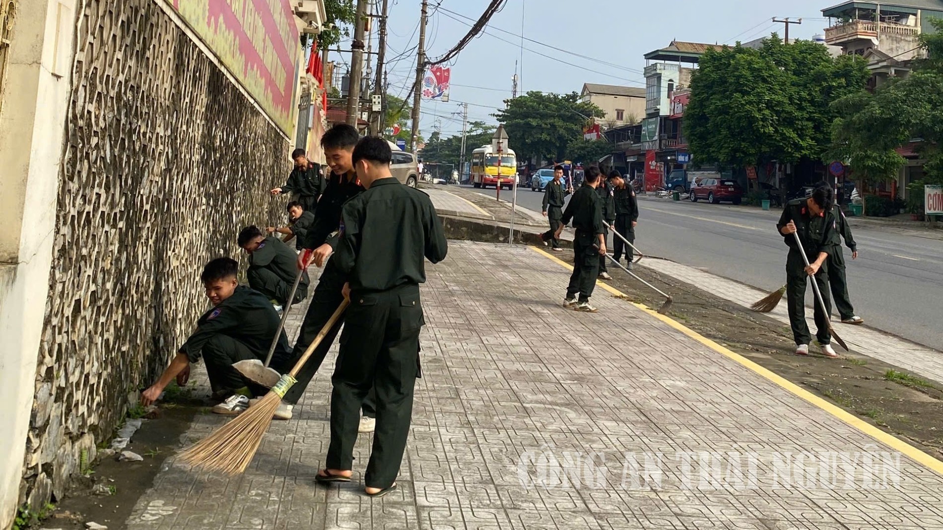 Tuổi trẻ Phòng Cảnh sát cơ động ra quân hưởng ứng ngày Chủ nhật xanh