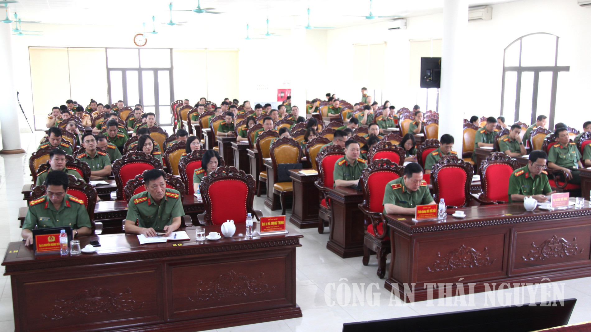 Các đại biểu tham gia hội nghị.