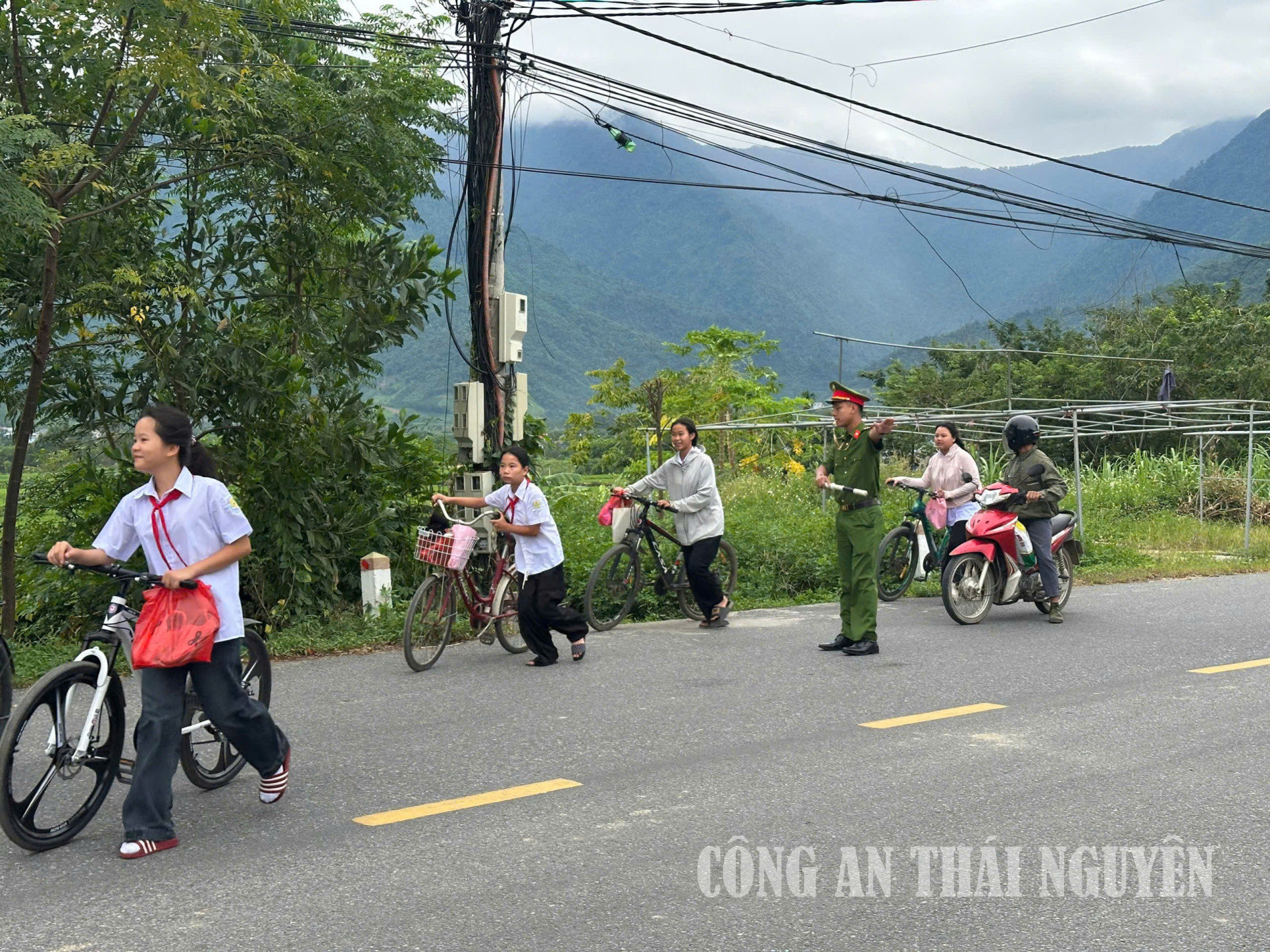 Bảo đảm an ninh, trật tự đầu năm học mới tại xã La Bằng.