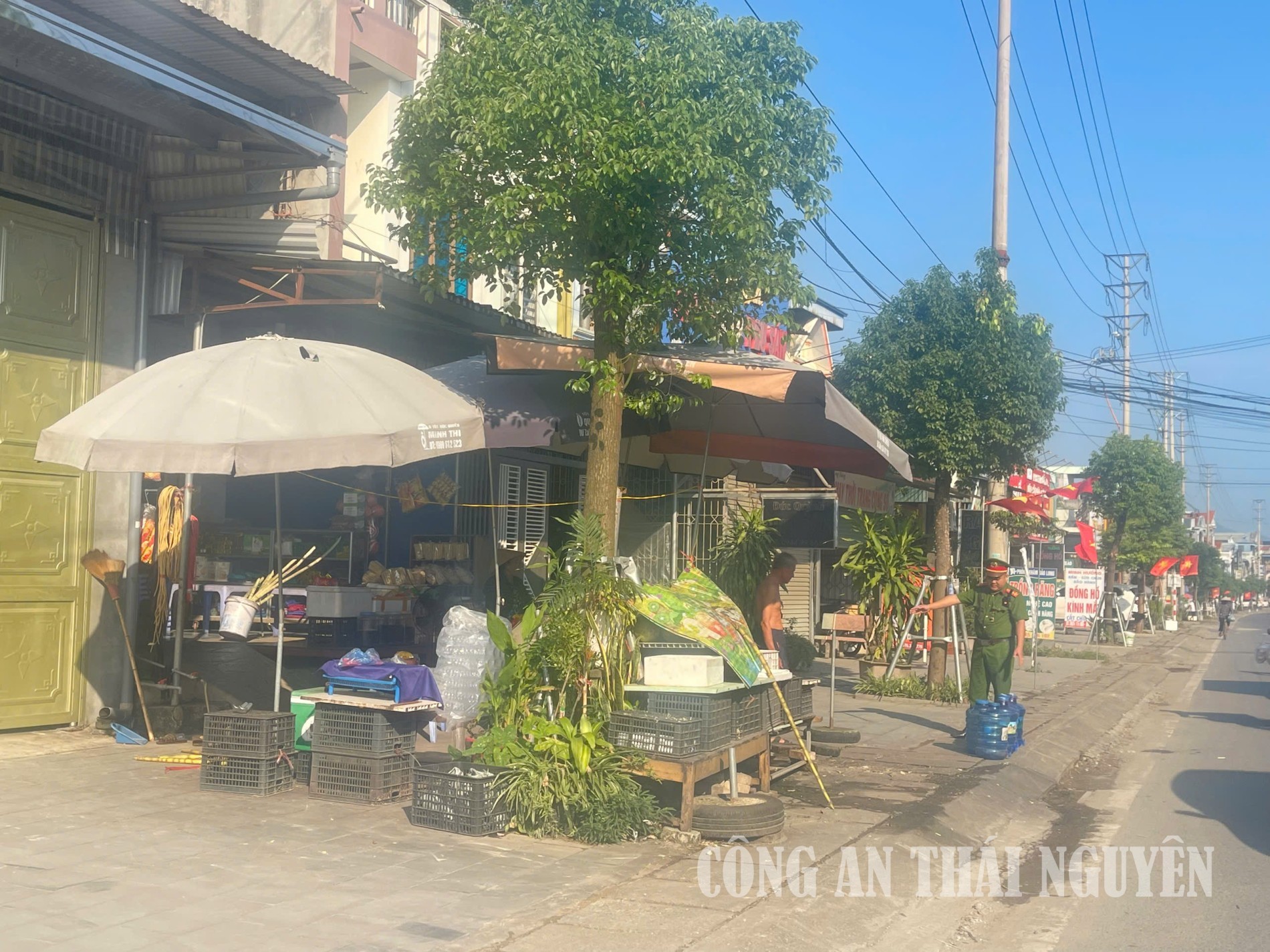 Công an xã giải tỏa hành lang an toàn giao thông trên địa bàn xã.