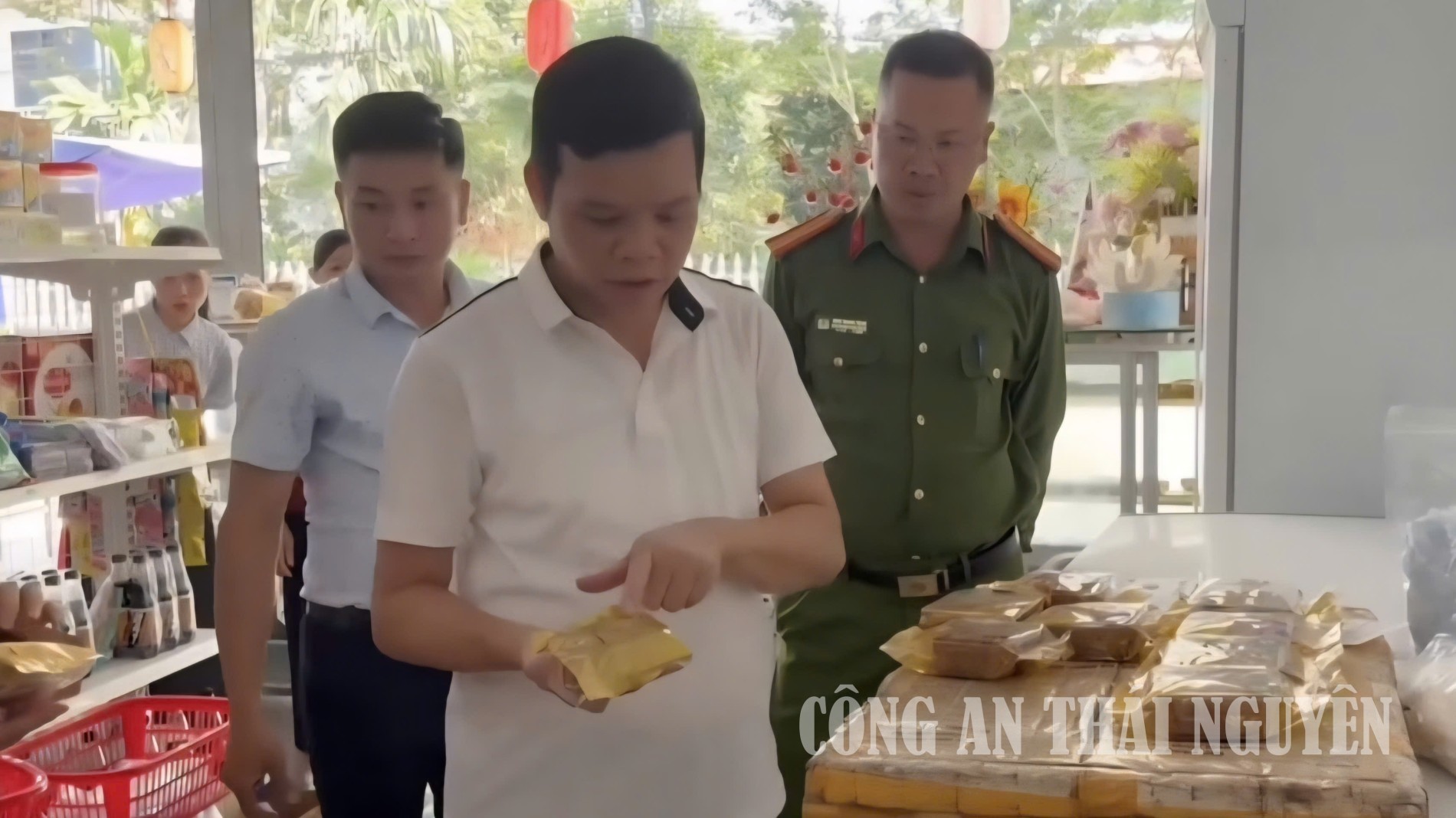 Kiểm tra an toàn thực phẩm các sơ sở kinh doanh trên địa bàn xã La Bằng.