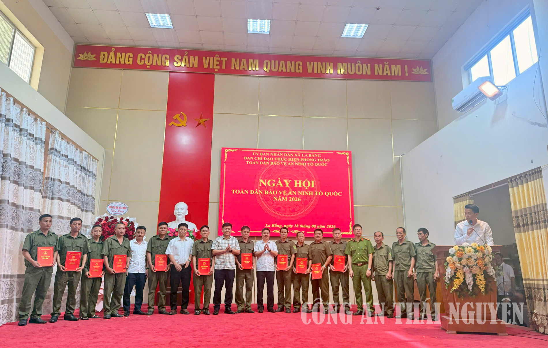 Trao quyết định thành lập các tổ tham gia bảo vệ an ninh trật tự ở cơ sở sau sáp nhập xóm