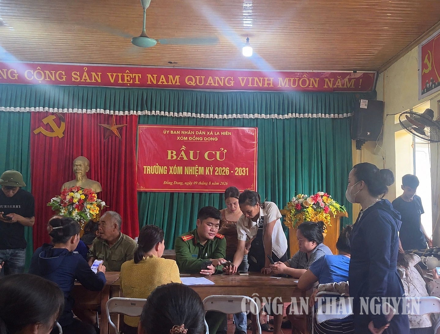 Công an xã hướng dẫn kích hoạt tài khoản định danh điện tử mức độ 2, chữ ký số và sổ sức khỏe điện tử.