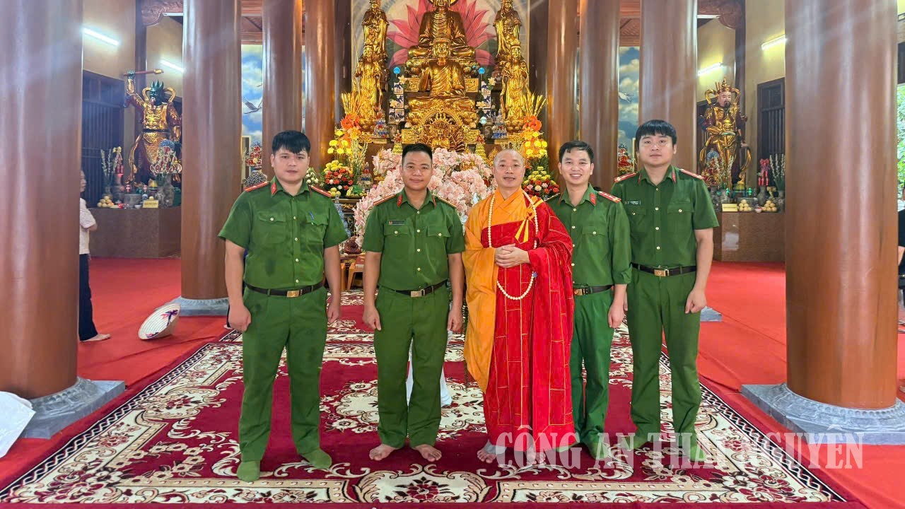 Công an xã chúc mừng chức sắc và phật tử chùa Bắc Lãm dịp Lễ Vu lan năm 2026
