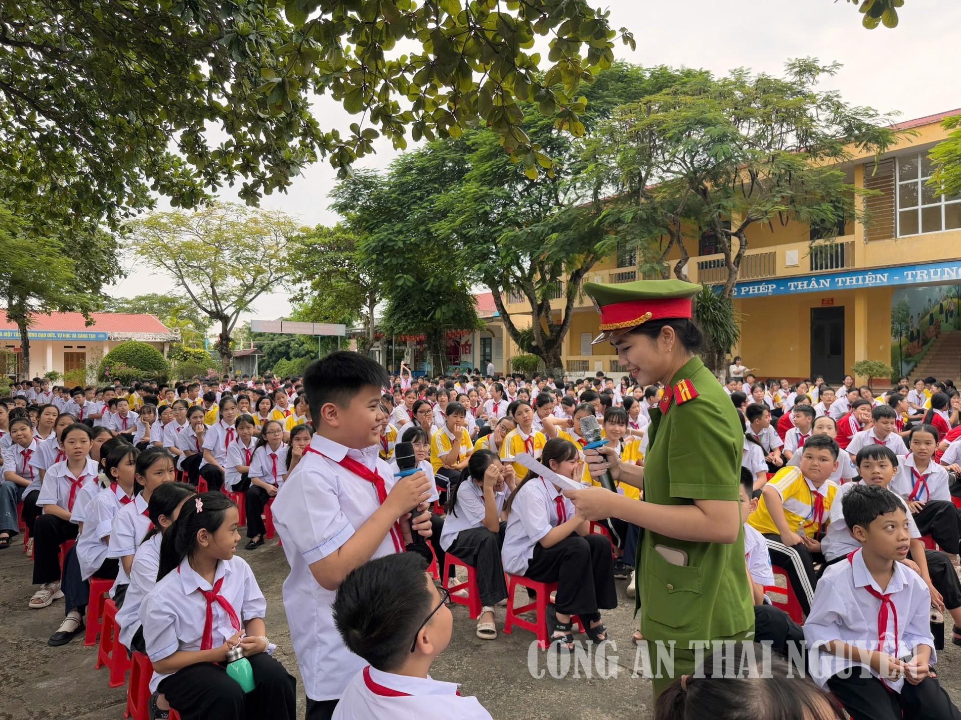 Công an phường tuyên truyền, hướng dẫn kỹ năng lái xe an toàn cho cán bộ, giáo viên và học sinh.