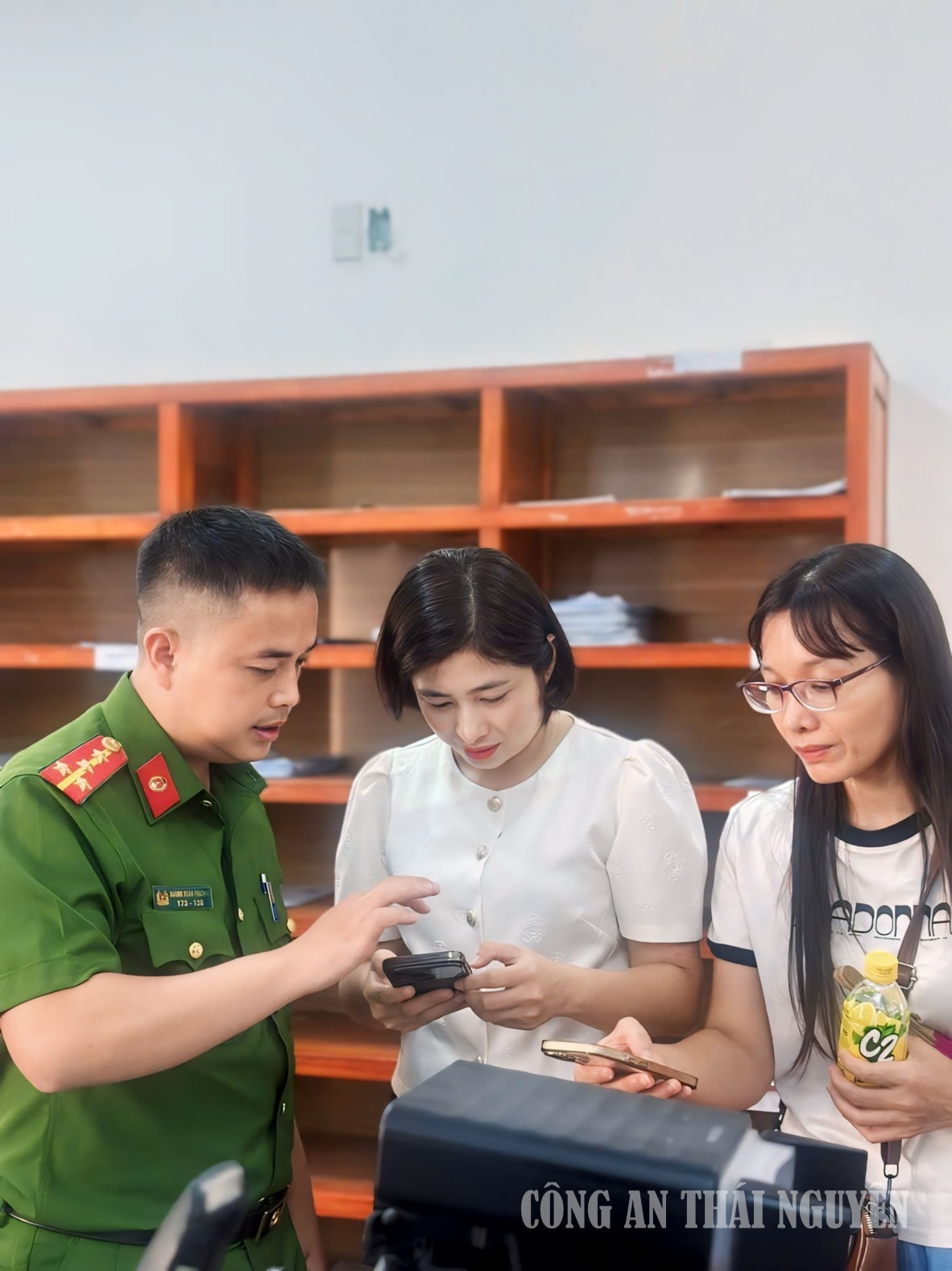 Công an phường Phan Đình Phùng lấy ý kiến đánh giá mức độ hài lòng trên VneID