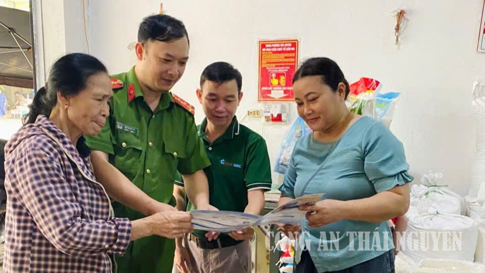 Công an phường Phan Đình Phùng kiểm tra cư trú dịp Quốc khánh 2/9
