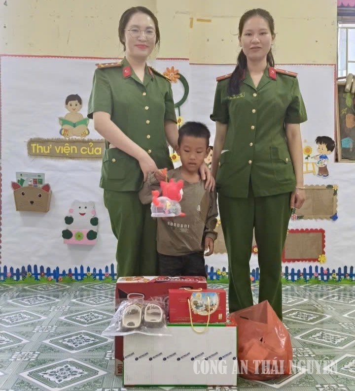 Hội viên Chi hội phụ nữ Công an xã tặng quà cho “Con đỡ đầu”.