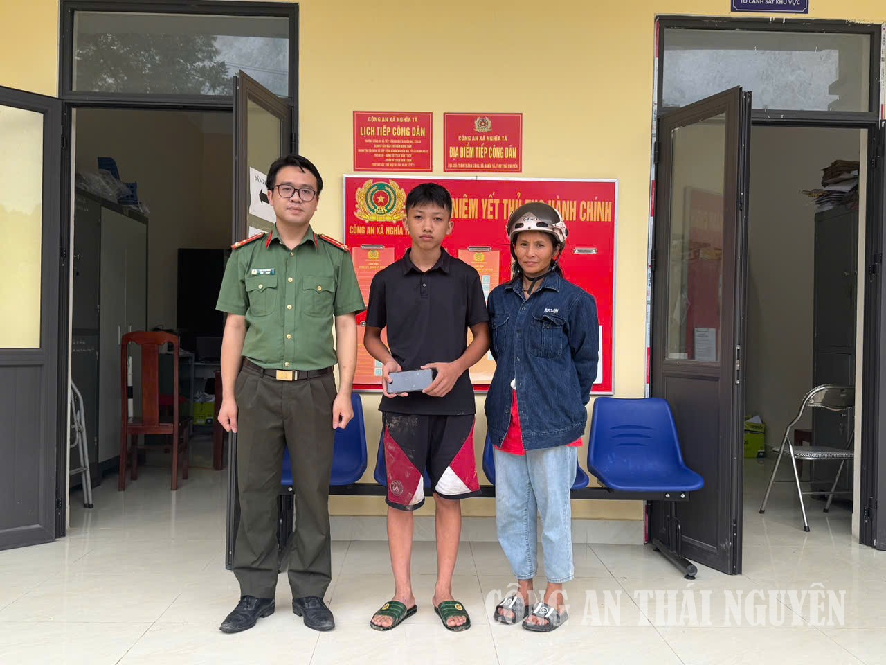 Nghĩa Tá nhặt được điện thoại