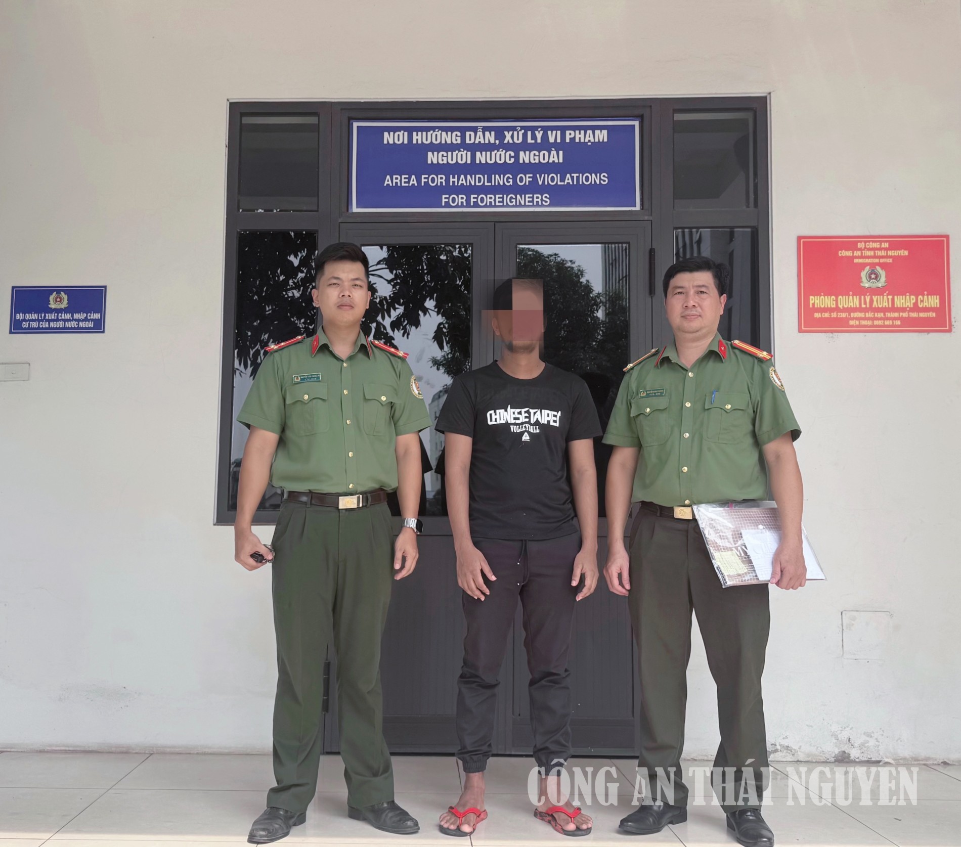 Tống đạt quyết định xử phạt hành chính và trục xuất người nước ngoài vi phạm pháp luật và đưa người nước ngoài vào sơ sở lưu trú trong thời gian làm thủ tục trục xuất.
