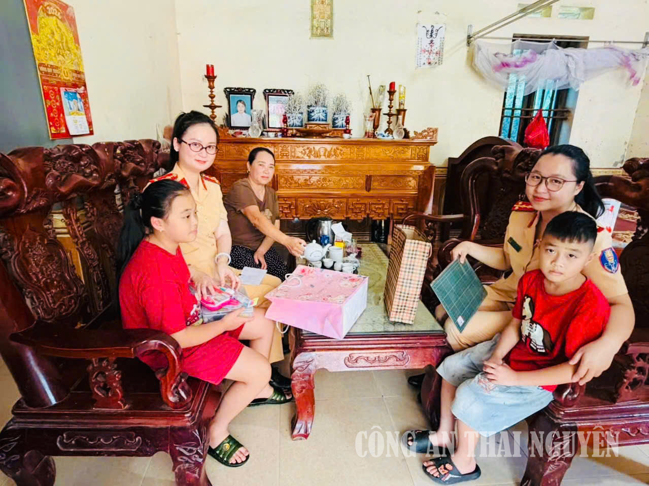 Thăm hỏi, động viên và trao tiền hỗ trợ cho hai con đỡ đầu của đơn vị.