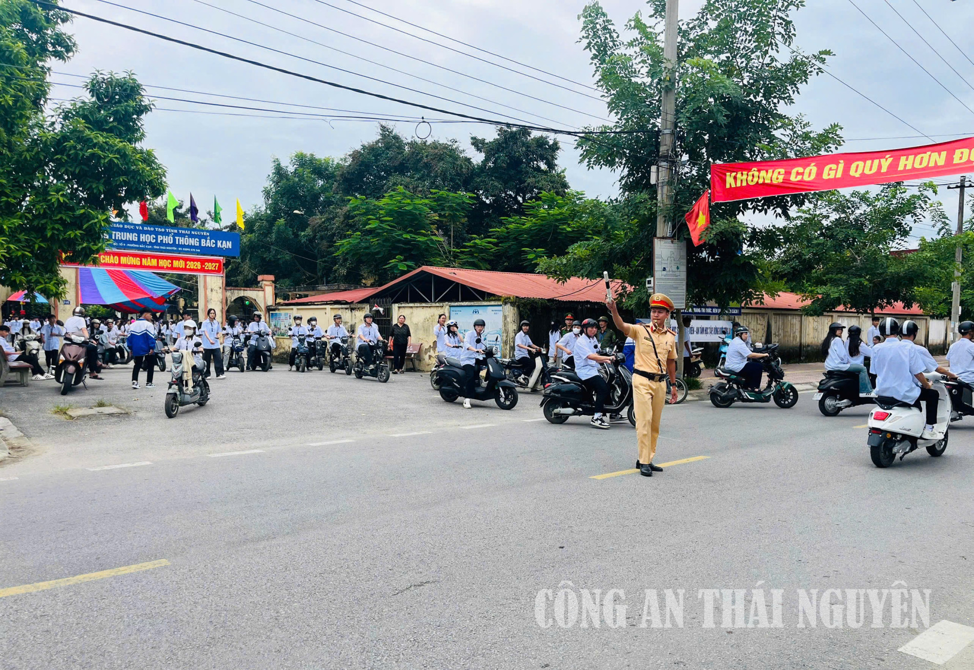 Bảo đảm trật tự, an toàn giao thông phục vụ ngày khai giảng.