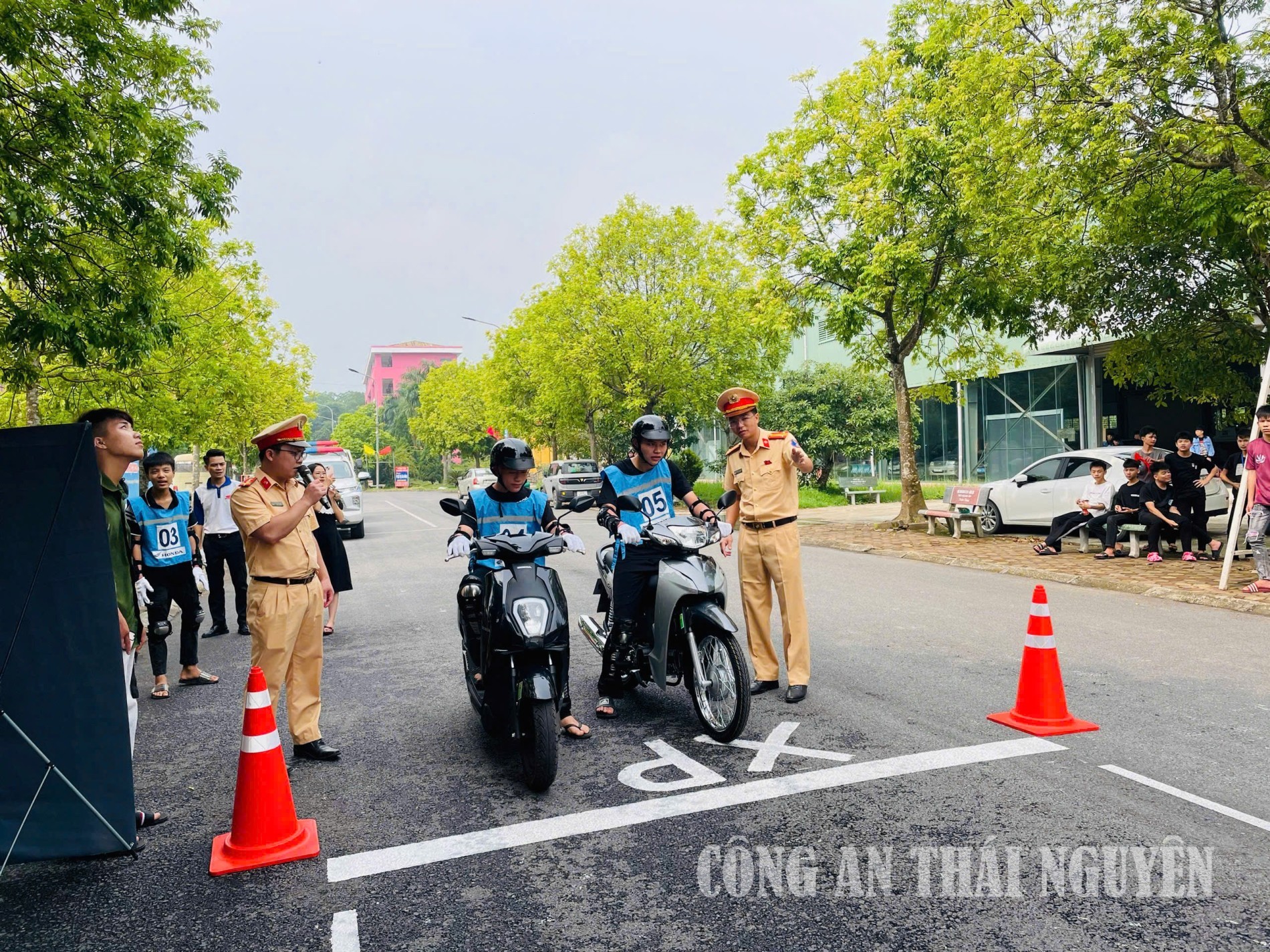 Gần 300 cán bộ, giáo viên và học sinh được đào tạo kỹ năng lái xe gắn máy an toàn