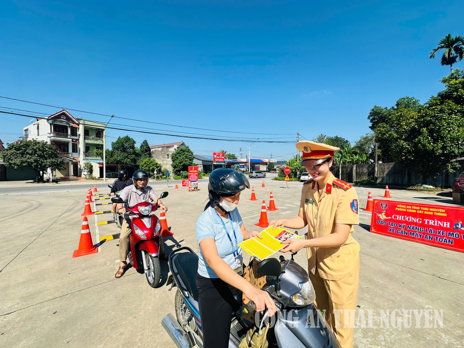 Lực lượng CSGT phát tờ rơi, nước uống và quà miễn phí cho người tham gia điều khiển phương tiện trong sa hình tình huống.