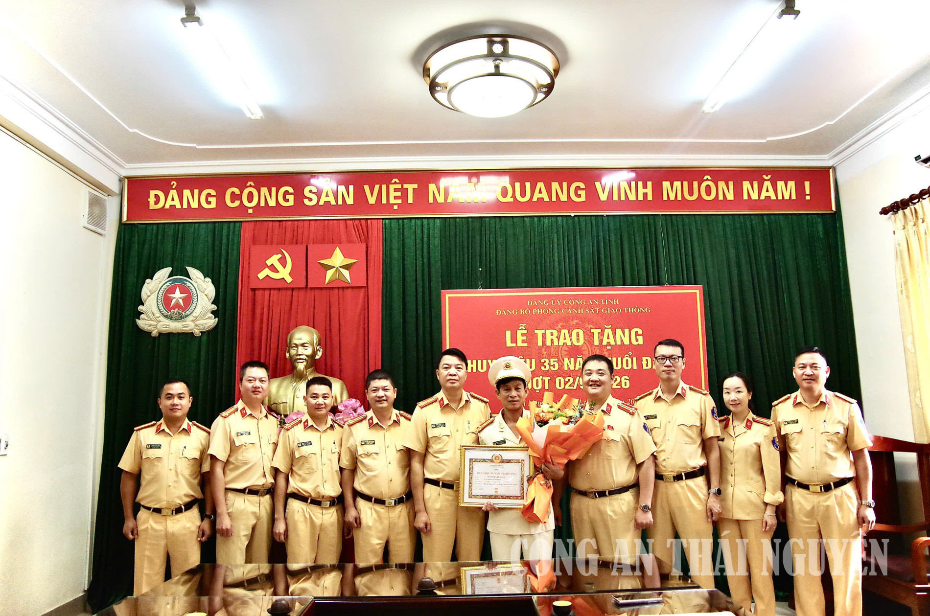 Tập thể lãnh đạo đơn vị tặng hoa chúc mừng đồng chí Nguyễn Văn Toản.