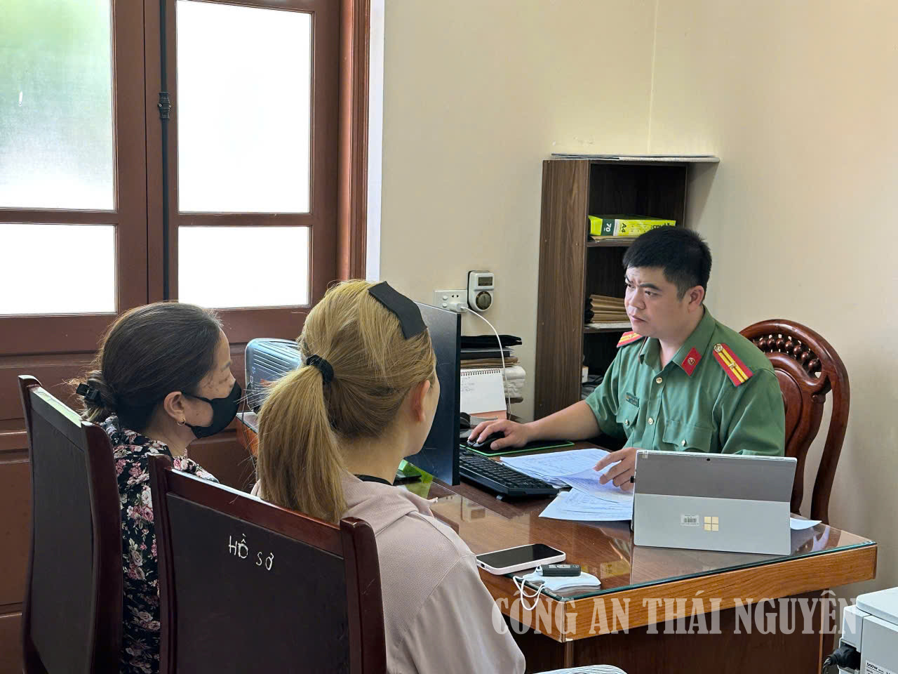 Cán bộ Công an phường Phan Đình Phùng xác minh những người có liên quan đến vụ việc.