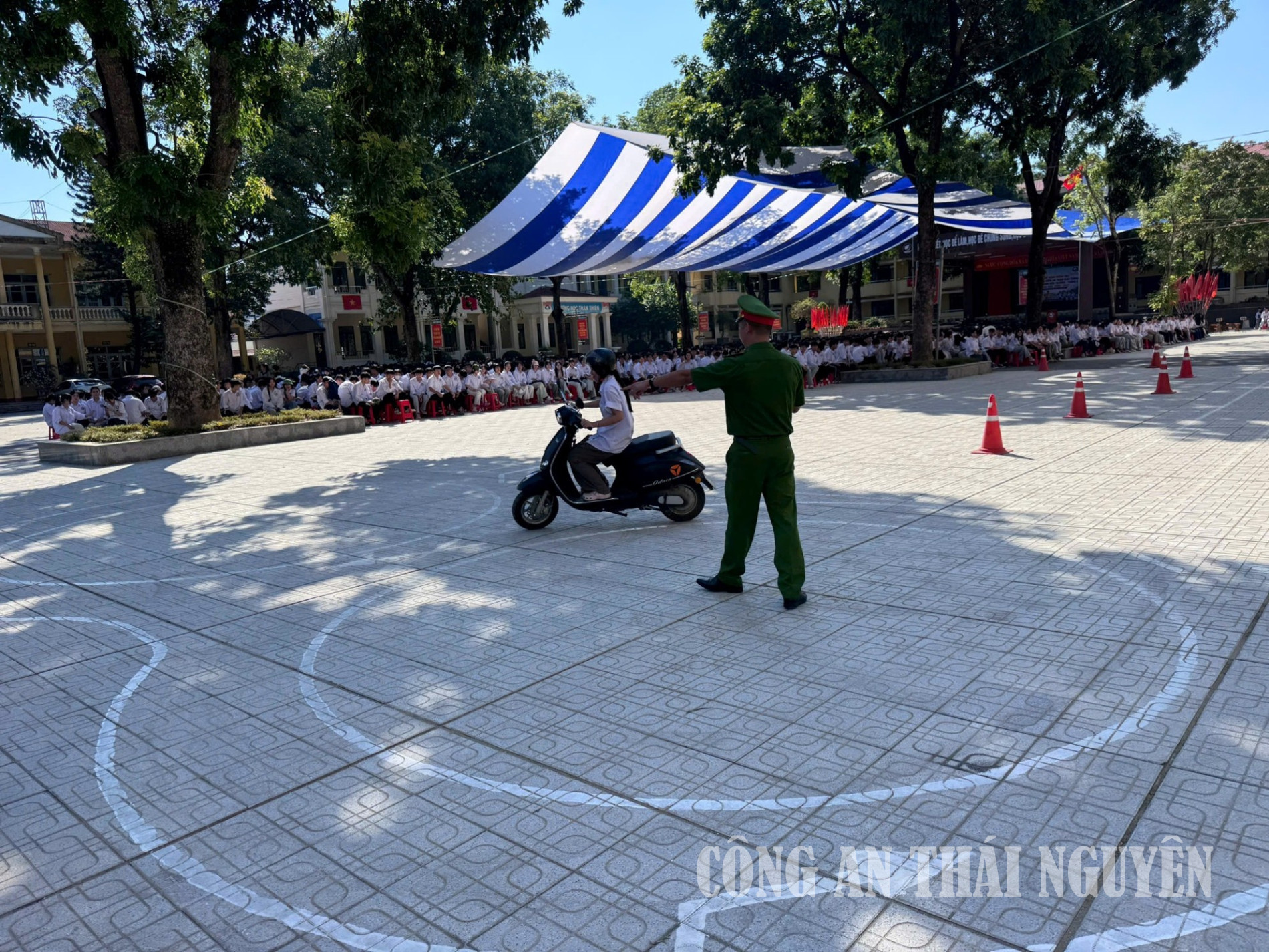 Công an phường Phổ Yên tuyên truyền, đào tạo kỹ năng lái xe an toàn.