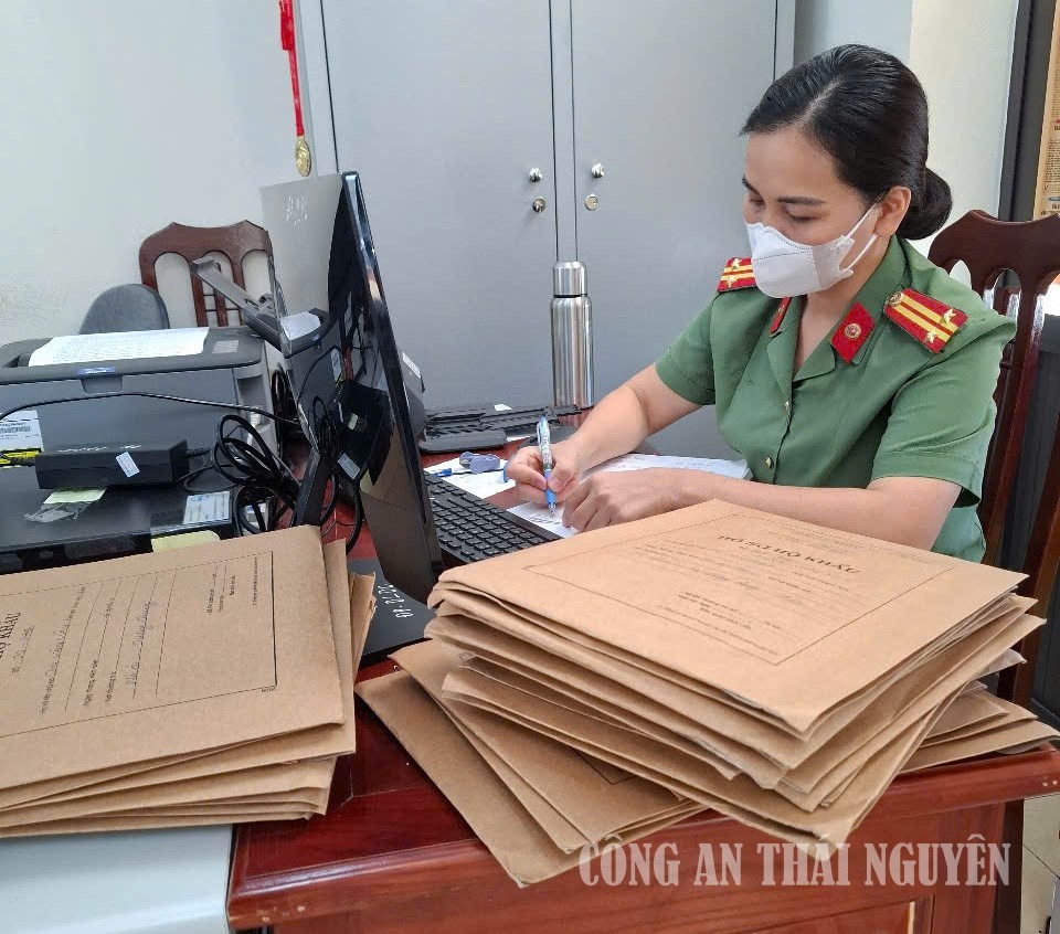 Công an xã Phong Quang số hóa hồ sơ tàng thư căn cước, cư trú.