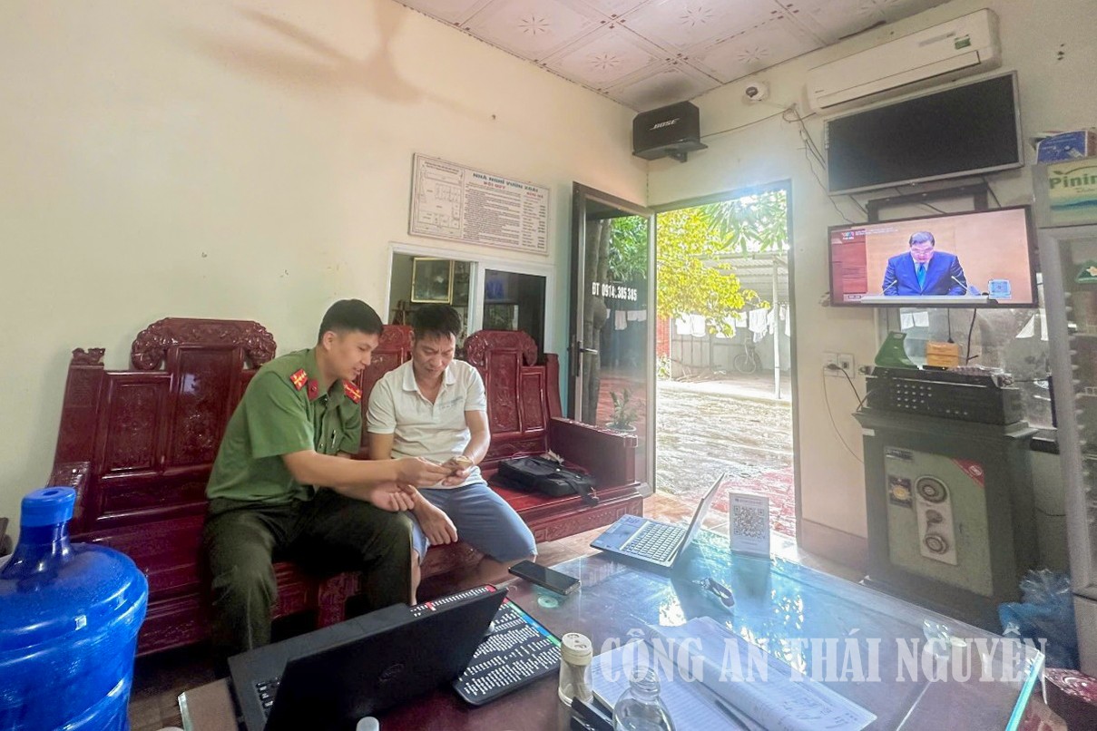 Công an xã hướng dẫn các cơ sở lưu trú khai báo tạm trú cho người nước ngoài.