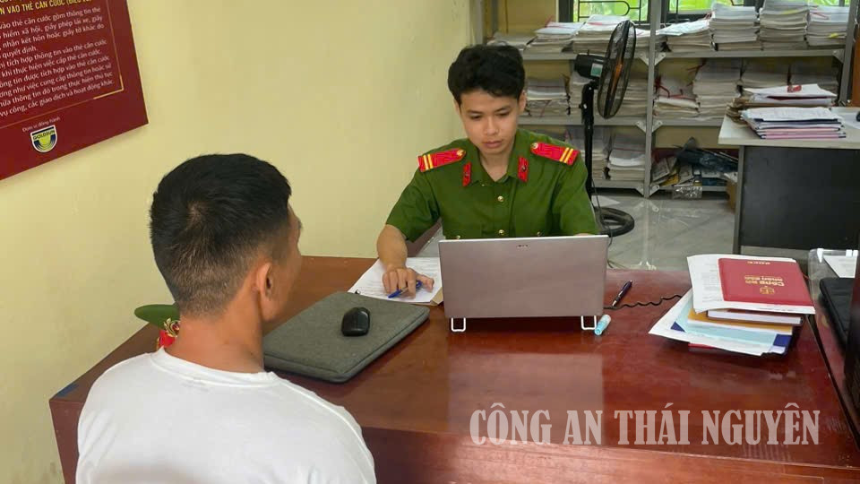 Công an xã làm việc với trường hợp hoàn thành cai nghiện trở về địa phương.