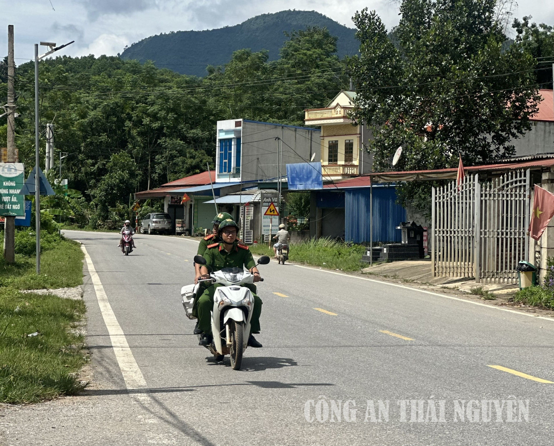Công an xã Phú Đình tuần tra, xử lý vi phạm giao thông trước thềm năm học mới.