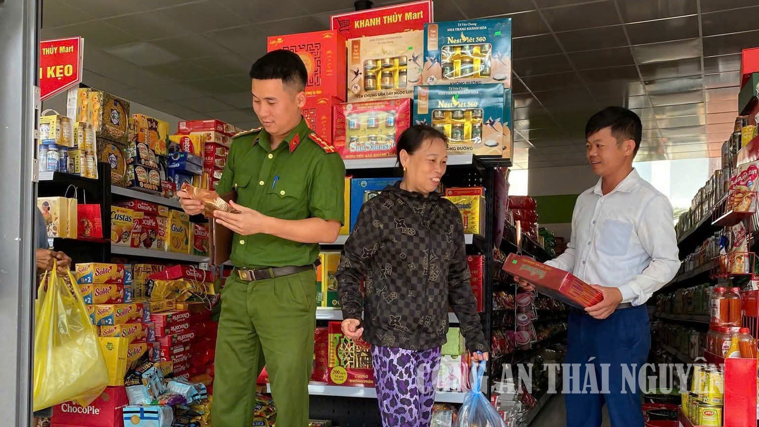 Công an xã cùng đoàn kiểm tra an toàn thực phẩm xã Phú Đình kiểm tra các cơ sở kinh doanh.