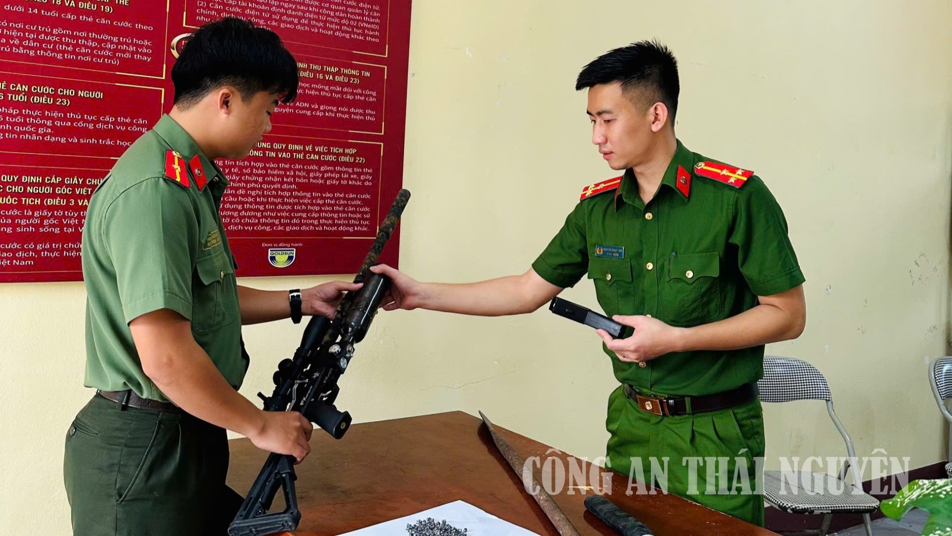 Công an xã Phú Đình đẩy mạnh tuyên truyền, vận động thu hồi vũ khí, vật liệu nổ.