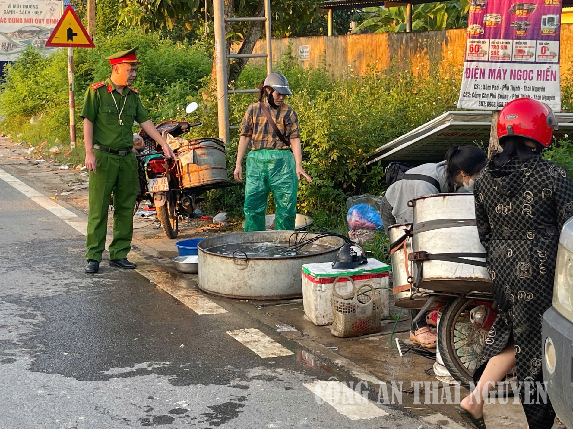 Phú Lạc lấn chiếm lòng lề đường