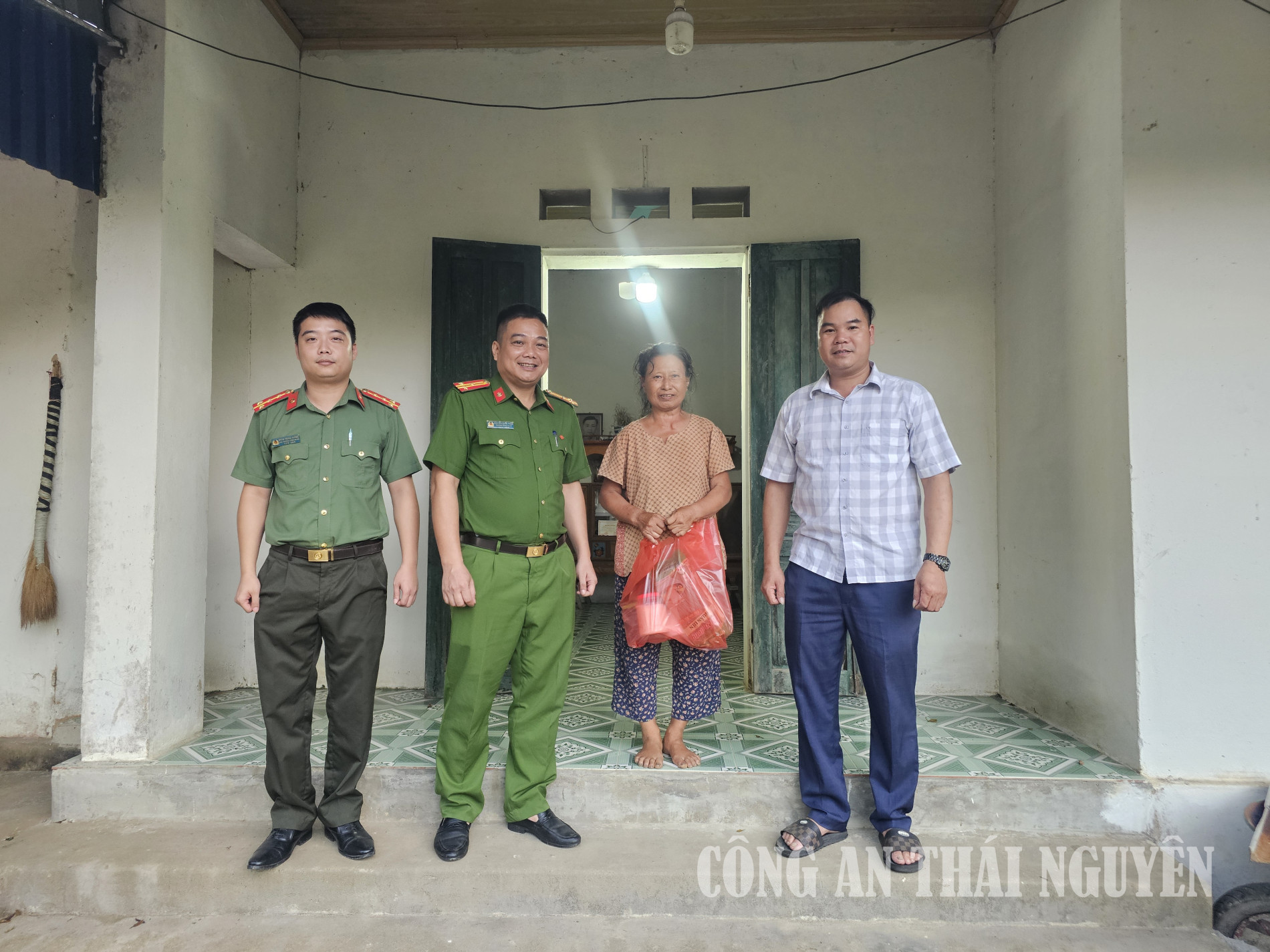 Công an xã Phú Thịnh thăm hỏi, tặng quà các gia đình có hoàn cảnh khó khăn.
