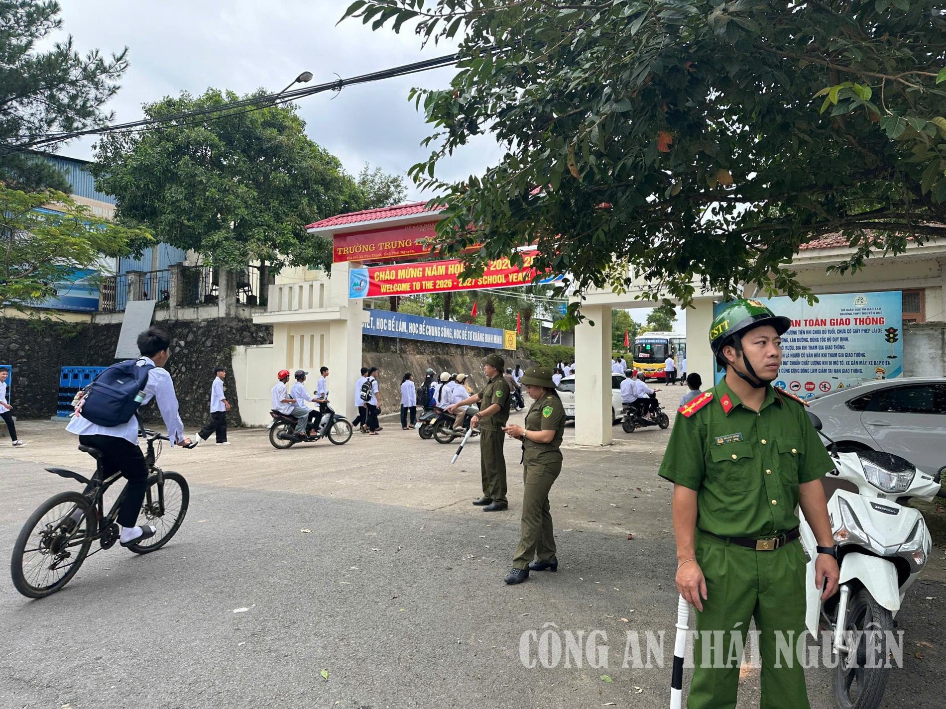 Công an xã Phú Thịnh bảo đảm an ninh, trật tự ngày khai giảng.