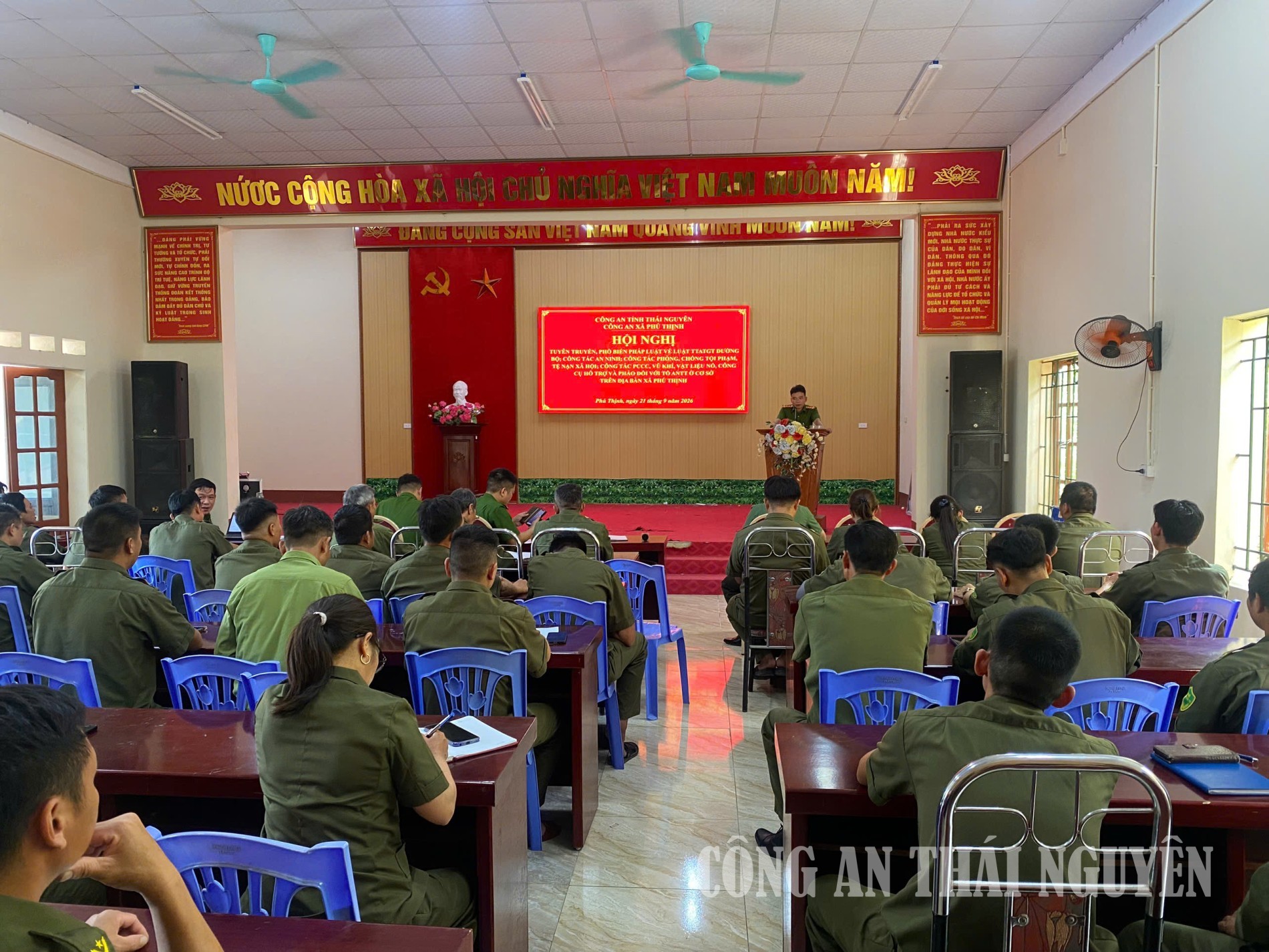 Công an xã tuyên truyền, phổ biến pháp luật cho lực lượng tham gia bảo vệ an ninh, trật tự ở cơ sở.