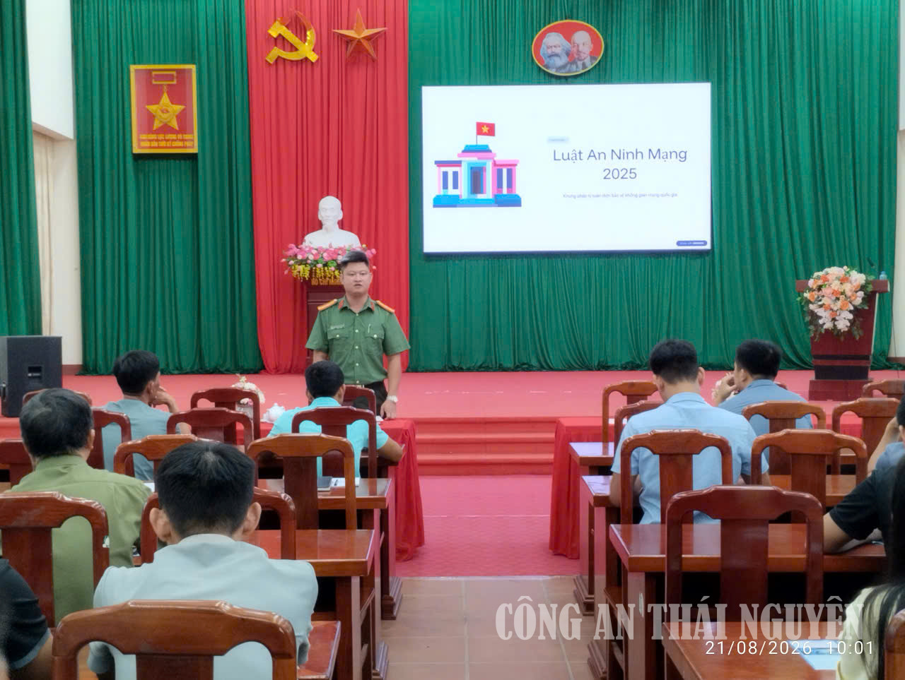 Cán bộ Công an xã tuyên truyền, phổ biến pháp luật về an ninh mạng.