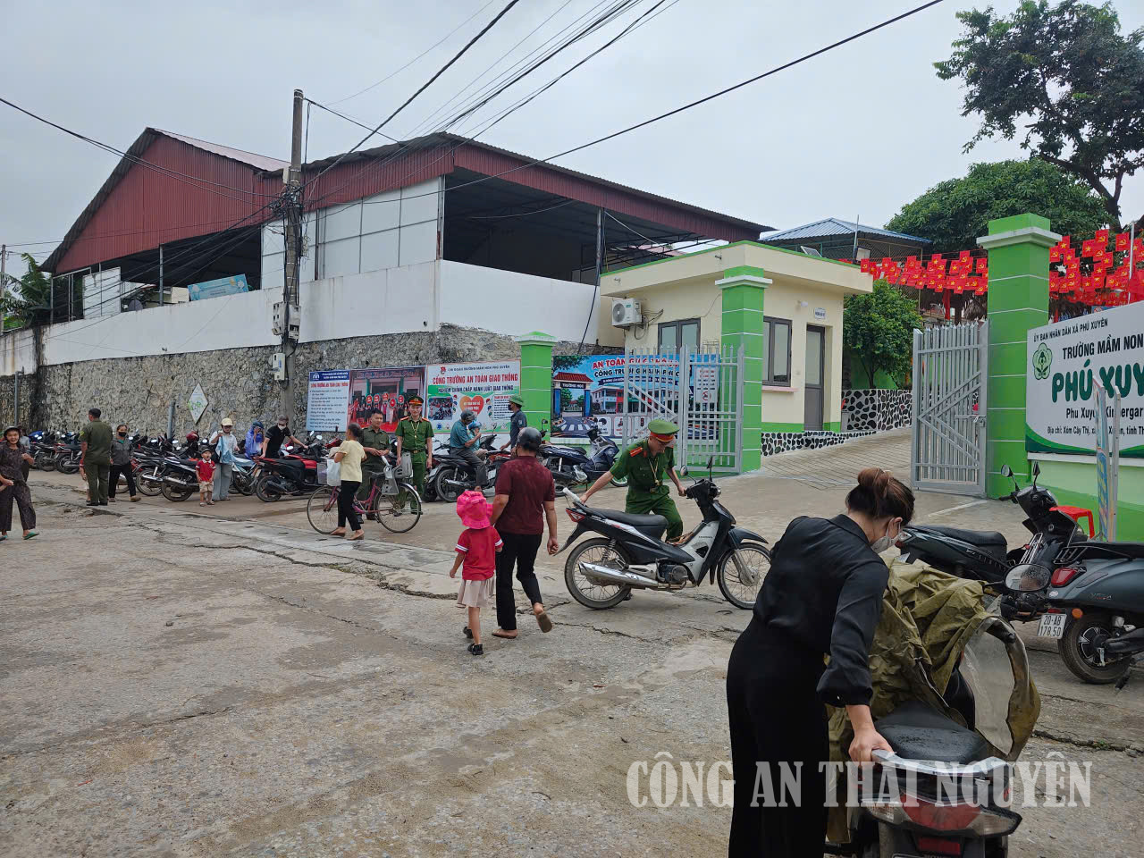 Công an xã Phú Xuyên bảo đảm an ninh, trật tự tại các trường học trong ngày khai giảng.