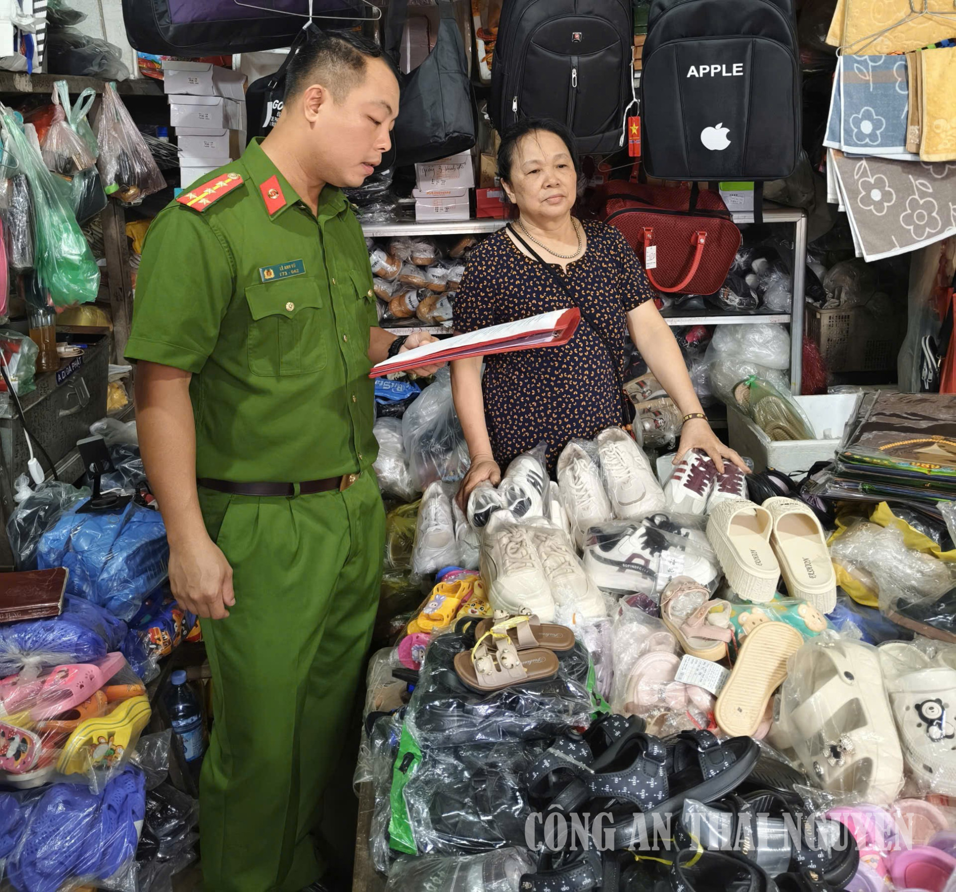 Công an xã Phú Xuyên kiểm tra, hướng dẫn tiểu thương chấp hành pháp luật trong kinh doanh hàng hóa.