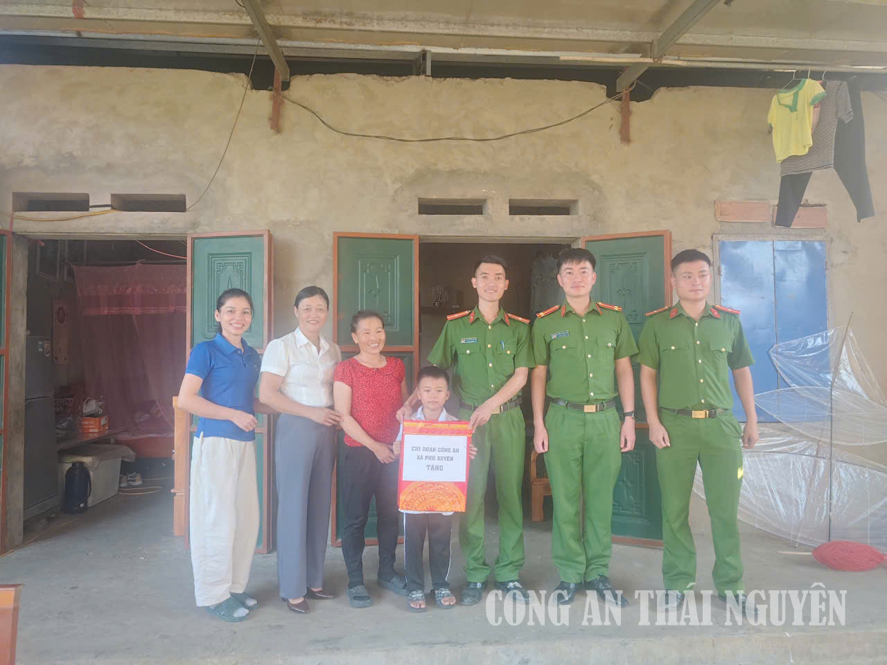 Công an xã Phú Xuyên trao quà học sinh có hoàn cảnh khó khăn nhân dịp năm học mới.