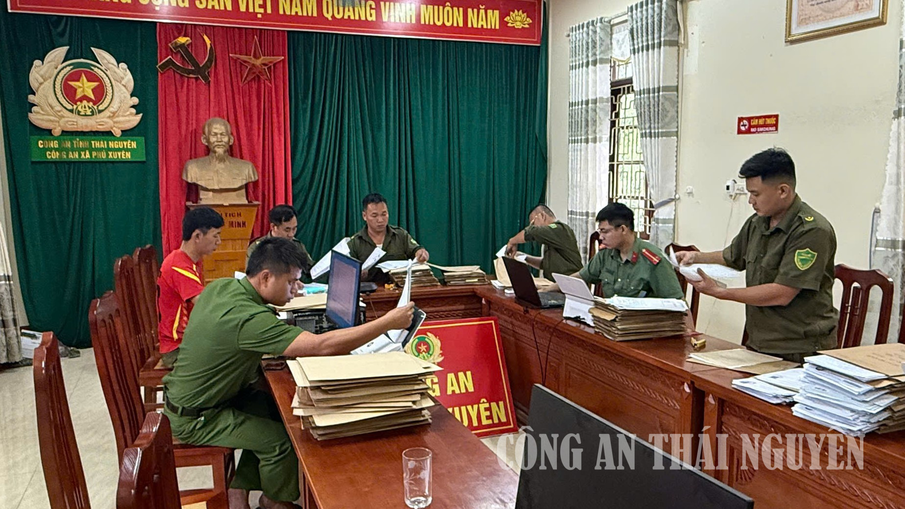 Công an xã Phú Xuyên đẩy nhanh tiến độ số hóa hồ sơ hộ khẩu.