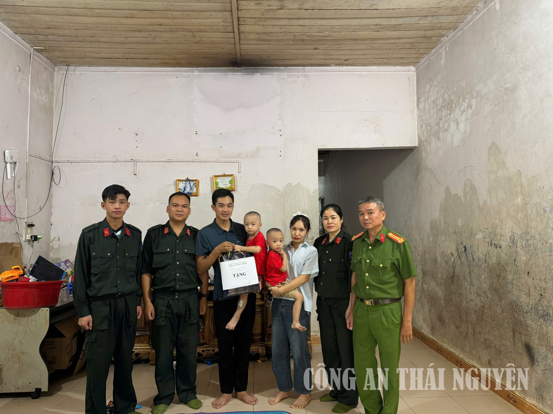 Phòng Cảnh sát cơ động thăm hỏi, động viên, trao quà cho các con đỡ đầu nhân dịp năm học mới.