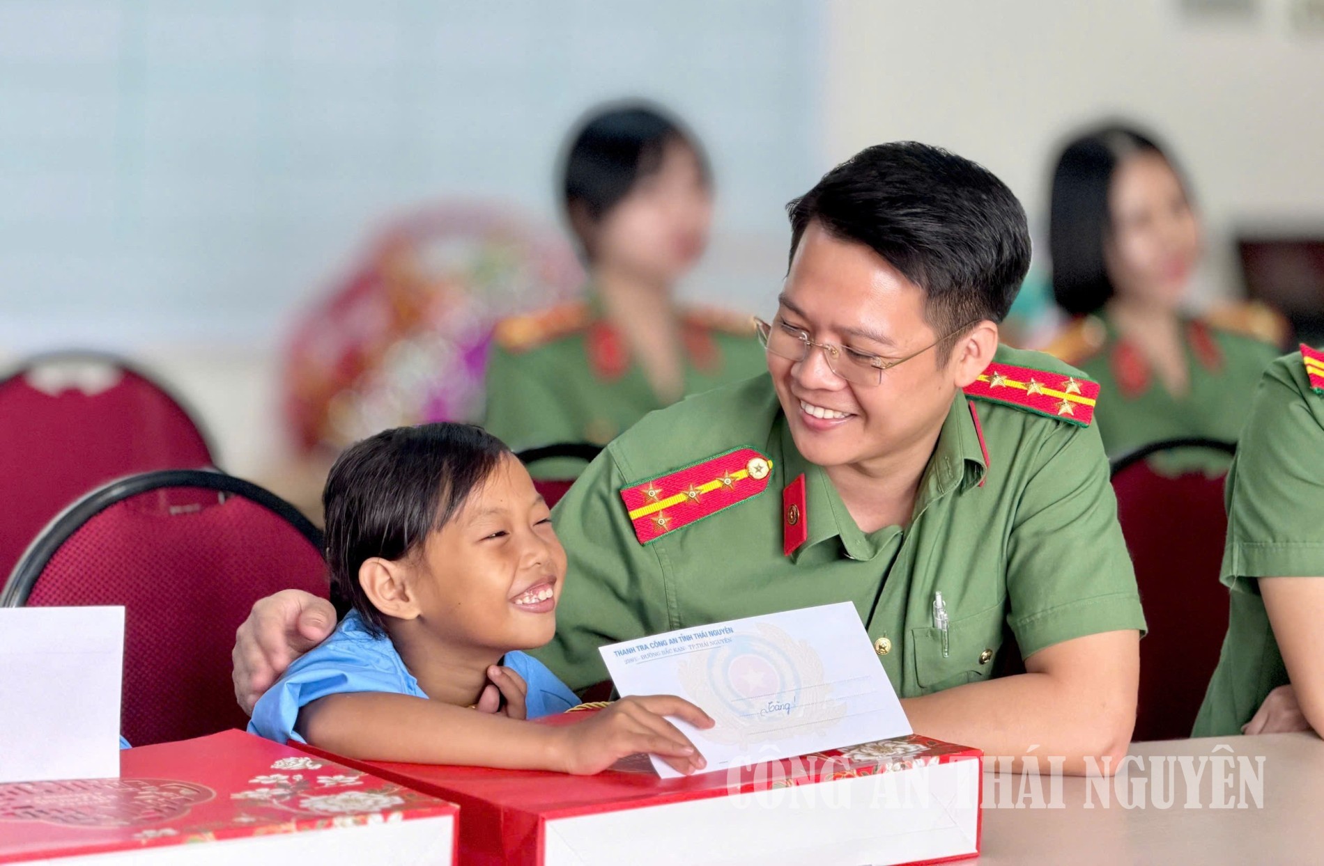 Trao tặng quà cho các em nhỏ
