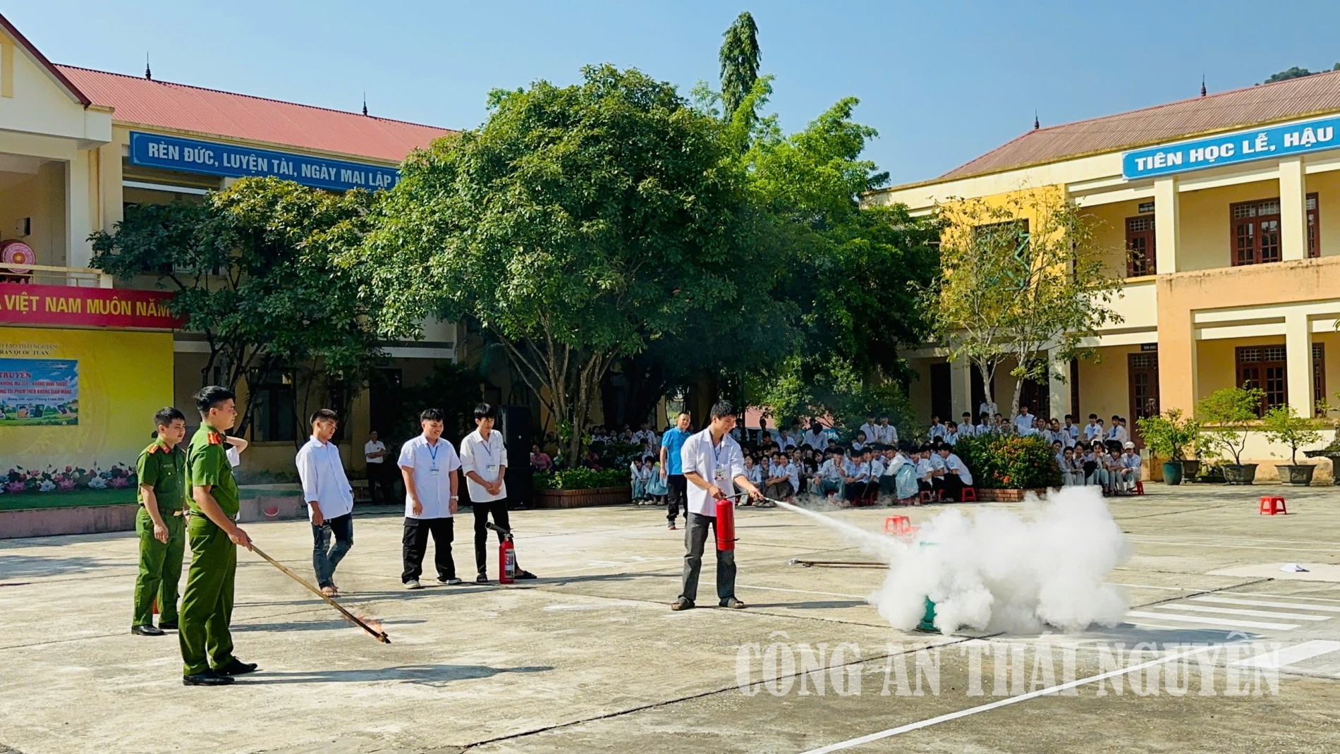 Công an xã Quang Sơn tuyên truyền, phổ biến pháp luật tại trường học