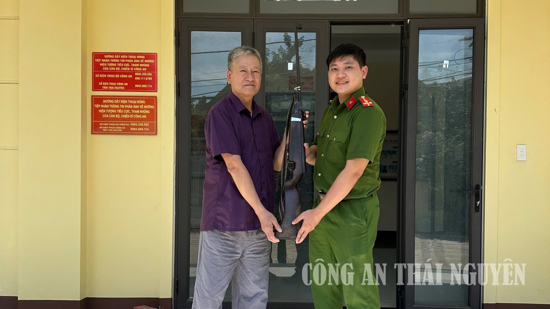 Công an phường Quyết Thắng tiếp nhận vũ khí, vật liệu nổ, công cụ hỗ trợ do Nhân dân giao nộp.