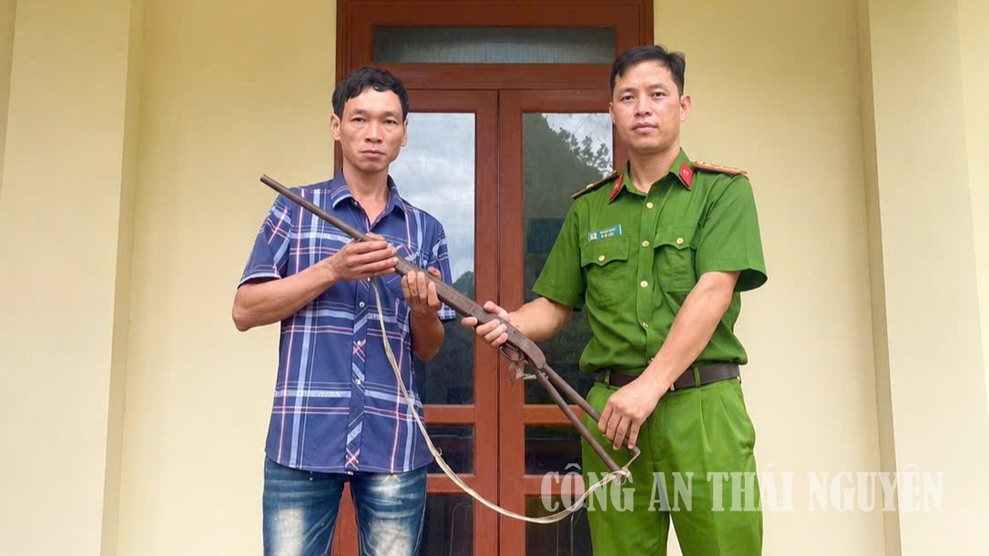 Công an xã Sảng Mộc tiếp nhận vũ khí do người dân tự nguyện giao nộp.