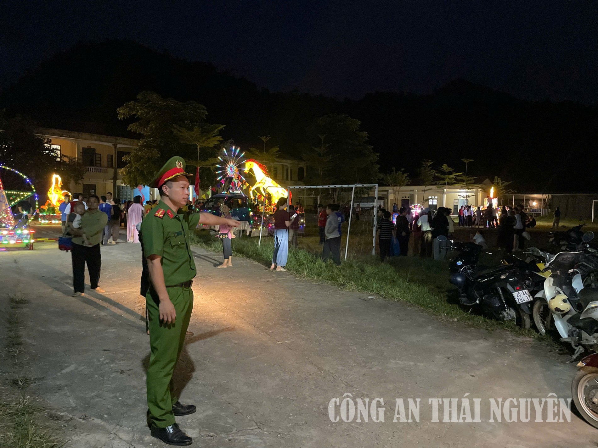 Công an xã Sảng Mộc tham gia bảo vệ an ninh, trật tự trong dịp Tết Trung thu.